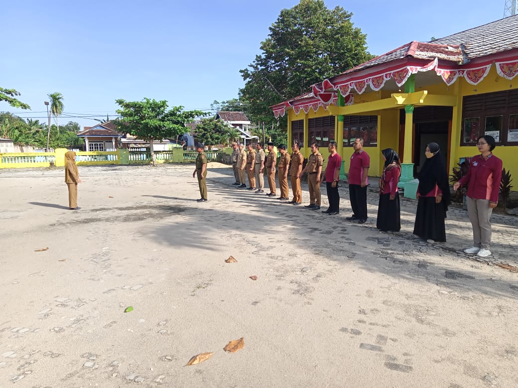 Kasi Pemerintahan Suparni,S.Sos. sebagai pembina Apel pagi , 