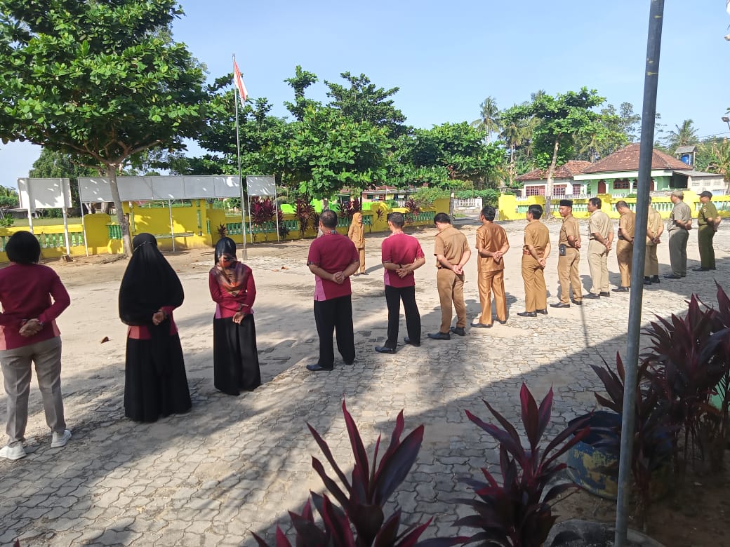 Kasi Pemerintahan Suparni,S.Sos. sebagai pembina Apel pagi , 